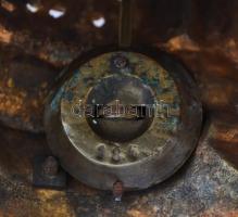 XIX. sz. második fele: Díszes bronz asztali ingaóra, jelzett, számozott szerkezettel. Felet és egész...