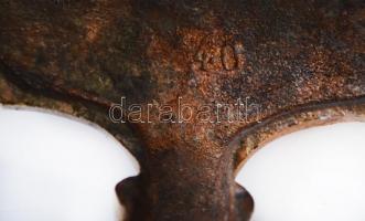 XIX. sz. második fele: Díszes bronz asztali ingaóra, jelzett, számozott szerkezettel. Felet és egész...