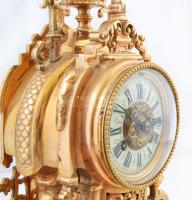 XIX. sz. második fele: Díszes bronz asztali ingaóra, jelzett, számozott szerkezettel. Felet és egész...