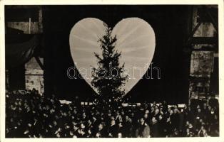 1938 Budapest, Ganz waggongyár nagygépműhelye, Ganz vállalat karácsonyfája a visszacsatolt községek neveit feltüntető szívdíszekkel