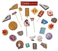 25db vegyes magyar és külföldi szocialista kitűző, jelvény, közte "Metrimpex" zománcozott fém jelvény, "SZOT" zománcozott fém kitűző T:vegyes