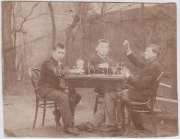 cca 1900 Kártyázó fiatalok, felületén törésnyommal, 12x15 cm