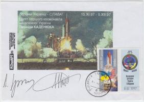 Leonyid Kadenyuk (1951- ) ukrán űrhajós és Leonyid Kucsma (1938- ) volt ukrán elnök aláírásai emlékborítékon /  Signatures of Leonid Kadeniuk (1951- ) Ukrainian astronaut and Keonid Kuchma (1938- ) former Ukrainian president on memorial envelope