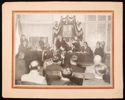 cca 1930-1940 Ünnepi gyűlés, a háttérben a falon Horthy Miklós kormányzó képével, Diskay Fotó, hidegpecséttel jelzett, kartonra kasírozva, 17x23 cm