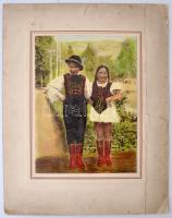 cca 1930-1940 Dunakeszi, Gyermekek magyar ruhában, színezett fotó, kartonra kasírozva, kartonon törésnyommal, fotó 23x17 cm, karton 36x28 cm