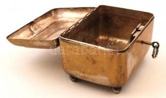 Dekoratív ezüstözött fém doboz, kopásnyomokkal, 13×9,5×9 cm