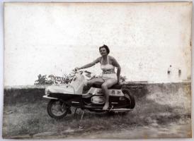 cca 1950-60 Motoros, fotó kartonra kasírozva, 18x24cm