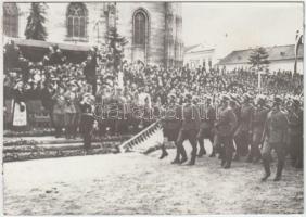 cca 1940 A gyalogság díszmenete Kolozsvárott Horthy Miklós előtt, fotó, verzón ragasztós, 9x13cm