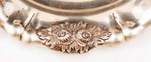 Ezüst (Ag.) kis tálca, kerek forma peremén plasztikus rózsa díszítéssel, jelzett,  mesterjeggyel (Kö...