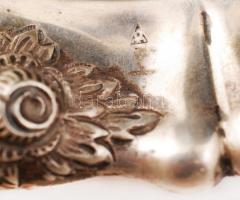 Ezüst (Ag.) kis tálca, kerek forma peremén plasztikus rózsa díszítéssel, jelzett,  mesterjeggyel (Kö...