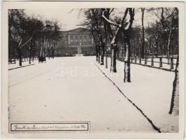 cca 1935 Budapest, Park a Ludovika Akadémia előtt,  fotó, feliratozva, 9x12cm