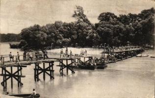 Első világháborús katonák pontoon híd építése közben, kiadja Tolnay András / WWI Hungarian soldiers during a pontoon bridge construction (ázott / wet damage)