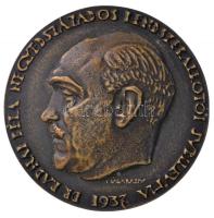 Madarassy Walter (1909-1994) 1937. "Dr. Radnai Béla negyedszázados rendszeralkotói jubileuma" kétoldalas Br érem tokban (67mm) T:2 Hungary 1967. "Béla Radna" two-sided Br medallion ion case. Sign.: Walter Madarassy (67mm) C:XF HPII 1644.