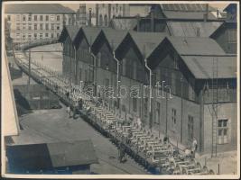 cca 1940 Ganz gyár udvara a Margit körúton, Vonattengelyek. 24x16 cm