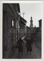 cca 1950 Sopron utcakép, Vadas Ernő hagyatékából jelzés nélküli fotó, 18x13cm