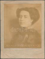 1911 Pécsi József (1889-1956) korai fotója - Női portré A fénykép piktorialista korszakából származik, barnás árnyalatú bróm nagyítás. Ceruzával jelzett.  20x17 cm Ritkaság! (kis lyukkal)