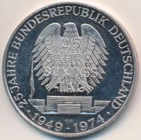 NSZK 1974. "25 éves az NSZK / 25 éves a Bundesrat" jelzett Ag emlékérem (24,78g/1000/40mm) T:PP ujjlenyomat, felületi karc  FRG 1974. "25 Jahre Bundesrepublik Deutschland / 25 Jahre Bundesrat" hallmarked Ag medallion (24,78g/1000/40mm) C:PP fingerprint, slightly scratched