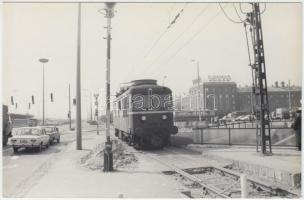 Linzbauer Tamás: Budapest, HÉV villanyvonat, mellette az épületen LOTTÓ felirattal, 9x14 cm