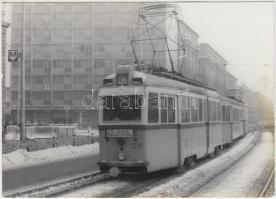 Linzbauer Tamás: Budapest, 42-es villamos, pecséttel jelzett fotó, 10x14 cm