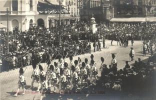1908 Vienna, Wien; Kaiser-Jubilaum Huldigungs Festzug / Emperor Franz Josephs anniversary parade, soliders in historical uniforms, crowd, Austrian policemen