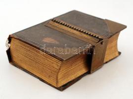 Kisméretű díszes régi fotóalbum sok férőhellyel, aranyozott lapszélekkel, réz rátétes bőrkötésben, gerince sérült, a kötés részben elválik, egyébként jó állapotban