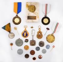 25db vegyes sportjelvény, kitüntető plakett, szerencsepénz, szocialista kitűző, jelvény, közte "Kabala 13 - Boldog újévet kívánok" Al zseton (24mm), 1933. "P.L.E: Lőverseny" ezüstözött fém díjérem "ARKANZAS BPEST" gyártói jelzéssel (30mm) T:vegyes