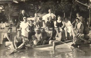 1926 Balatonkenese, fürdőzők csoportképe csónakkal; Pfeifer és Rasem photo (b)