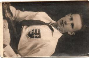 Egy fiatal Levente fotója, a  hátoldalon &#039;Emlékül, Gyula&#039;; Förster fényképész Csillaghegy / Picture of a member of the Hungarian paramilitary youth association &#039;Levente&#039;, dedication on backside, photo (tűnyom / pinhole)