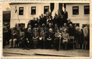 1941 Hadad, Hodod; Országzászló avatás, tisztviselők csoportképe / inauguration of the Hungarian country flag, officers, group photo