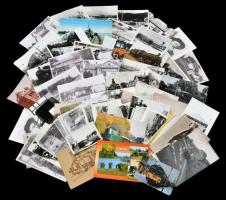 Vegyes közlekedéssel kapcsolatos fotók, nagyrészt vonatok, pályaudvarok, különböző méretben és minős...