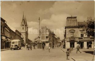 Komárom, Komarno; Masaryk utca, Szent András-templom, Mototechna üzlet, autóbusz / street, church, shop, autobus