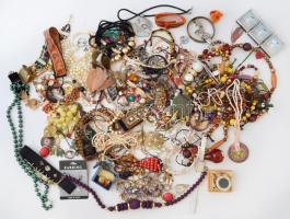 Nagy bizsu tétel: nyakláncok, karkötők, óra, stb