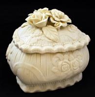 Szív alakú bonbonier rózsákkal, bisquit porcelán, jelzés nélkül, hibátlan, m:12 cm