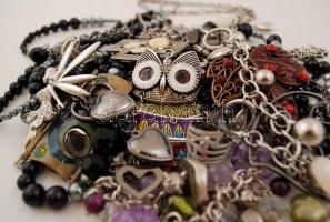 Kis doboznyi bizsu tétel, nyakláncokkal, medálokkal, gyűrűkkel