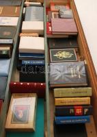 Nagy minikönyv gyűjtemény, különféle magyar minikönyvek, köztük Szász Endre is, üvegezett favitrinbe...