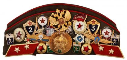 Szovjetunió DN Pilotka sapka 26db jelvénnyel és 3db felvarróval, közte "Harckocsizó jelvény", "Bombázó jelvény", "Utász jelvény" T:1,1- Soviet Union ND Pilotka cap with 26pcs of badges and 3pcs of patches, including "Tank badge", "Bomber badge", "Military Engineers badge" C:UNC,AU