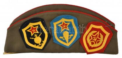 Szovjetunió DN Pilotka sapka 26db jelvénnyel és 3db felvarróval, közte "Harckocsizó jelvény&quo...