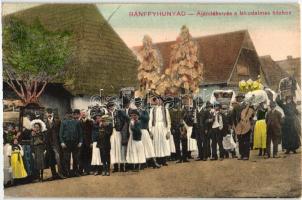 Bánffyhunyad, Huedin; Jamberger M. férfi szabó, Ajándékvivés a lakodalmas házhoz / shop, folklore, wedding ceremony (EK)