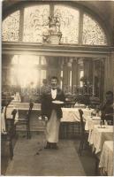 1911 Kolozsvár (?) Étterem belső képe, a tükörben a fényképésszel / restaurant interior, photo