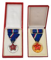 1951. "Közbiztonsági Érem" arany és ezüst fokozatai a rendőrség tagjai részére, zománcozott kitüntetések mellszalagon, szalagsávval tokban T:2