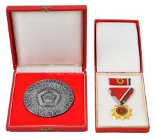 1970. "Felszabadulási Jubileumi Emlékérem" aranyozott, zománcozott Br kitüntetés mellszalagon, szalagsávval és miniatűrrel eredeti tokban + "Eredményes pártmunkáért BM PB - MSZMP" ezüstözött fém plakett dísztokban (90mm) T:1-,2