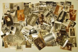 Több mint 300db régi fotó, közte pár darab keményhátú