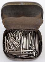 Régi gramofontűs fém dobozka, tele tűvel, 3,5x4x1,5 cm