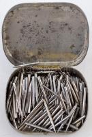 Régi gramofontűs fém dobozka, tele tűvel, 3,5x4x1,5 cm