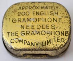 Régi gramofontűs fém dobozka, tele tűvel, 3,5x4x1,5 cm