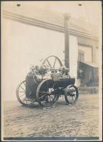 cca 1910 Fotó gőzcséplőgépről, a gépen a következő felirattal: Ezen locomobilt a megfelelő cséplőgéppel Clayton, Shuttleworth & Co Lincolni Czég 1852-ben szállította Fehér József úrnak Török-Becsére és ez volt a legelső gőzcséplőkészlet, mely Magyarországba behozatott. A locomobil 1900-ig, tehát 48 éven át volt használatban.", 16x12cm