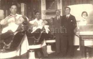 1931 Montevideo, L'Atlantique barber shop, interior, barbers in work, Foto-Luz photo