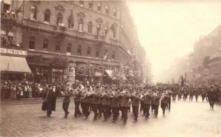 1914 Budapest VIII. Baross tér, katonazenekar, katonai parádé, Skultéty üzlete, photo