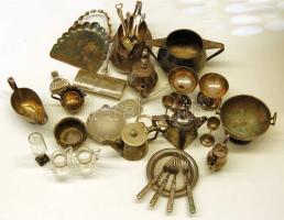 31db régi alpakka tálalóeszköz, mint például kiöntők, kanalak, likőröspohár és még sok más + 3db üveg kiöntő