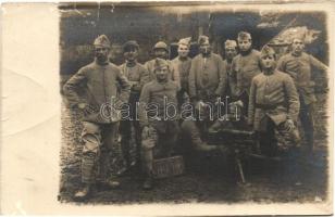 Antant, valószínűleg francia, katonák csoportképe gyalogsági löveggel / Soldiers of the Entente, most likely French, with M1916 37mm Infantry Gun, photo (fa)